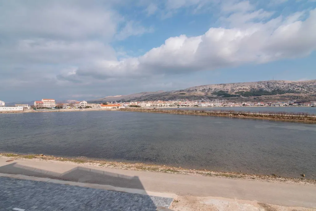 Sea-View 2-Bedroom Apartment for 5 in Pag