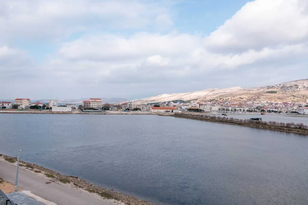 Sea-View 2-Bedroom Apartment for 5 in Pag