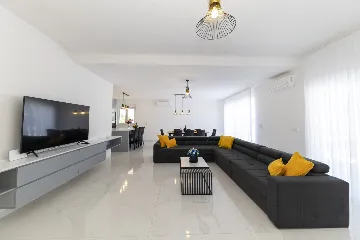 3-Bedroom Villa in Zaton with Heated Pool & Jacuzzi