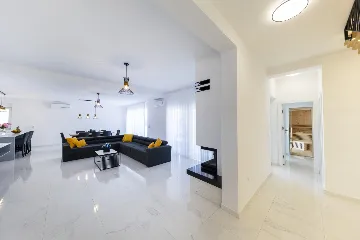 3-Bedroom Villa in Zaton with Heated Pool & Jacuzzi