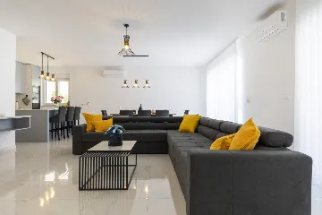 3-Bedroom Villa in Zaton with Heated Pool & Jacuzzi