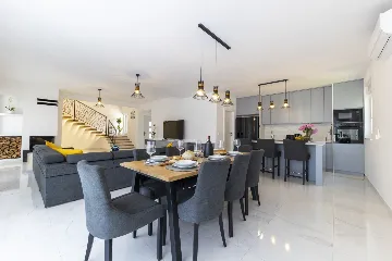 3-Bedroom Villa in Zaton with Heated Pool & Jacuzzi