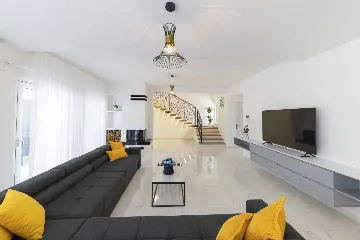 3-Bedroom Villa in Zaton with Heated Pool & Jacuzzi