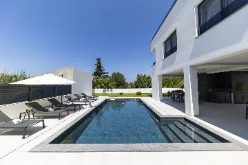 3-Bedroom Villa in Zaton with Heated Pool & Jacuzzi
