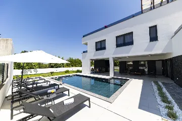 3-Bedroom Villa in Zaton with Heated Pool & Jacuzzi