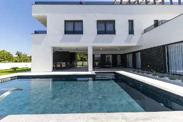 3-Bedroom Villa in Zaton with Heated Pool & Jacuzzi