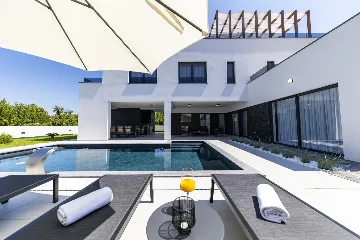 3-Bedroom Villa in Zaton with Heated Pool & Jacuzzi