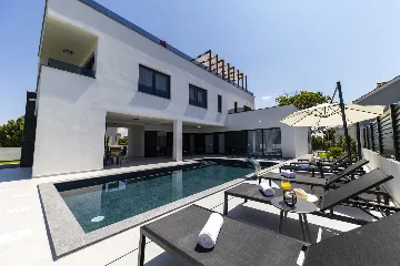 3-Bedroom Villa in Zaton with Heated Pool & Jacuzzi