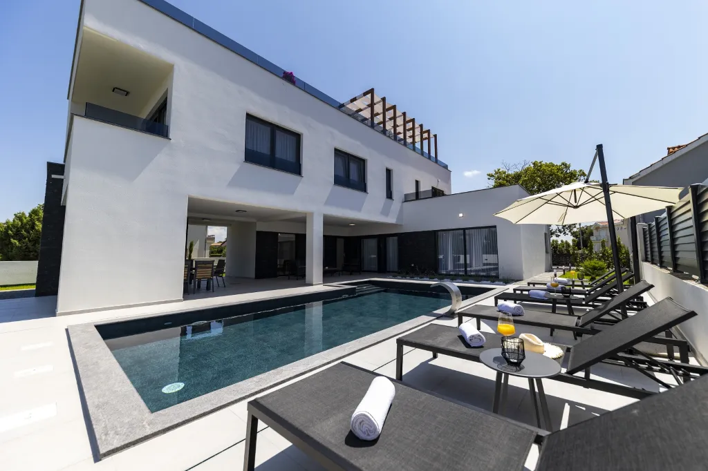 3-Bedroom Villa in Zaton with Heated Pool & Jacuzzi