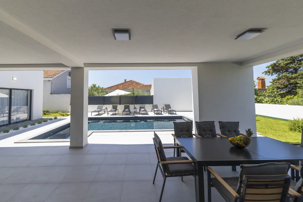 3-Bedroom Villa in Zaton with Heated Pool & Jacuzzi