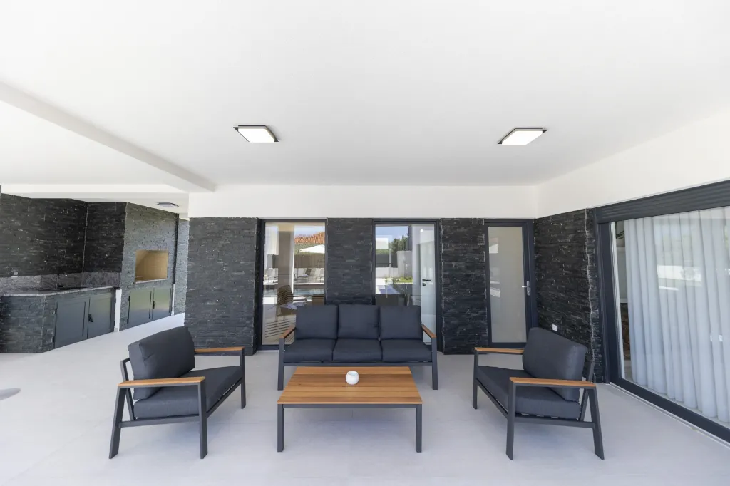 3-Bedroom Villa in Zaton with Heated Pool & Jacuzzi