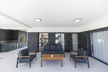 3-Bedroom Villa in Zaton with Heated Pool & Jacuzzi