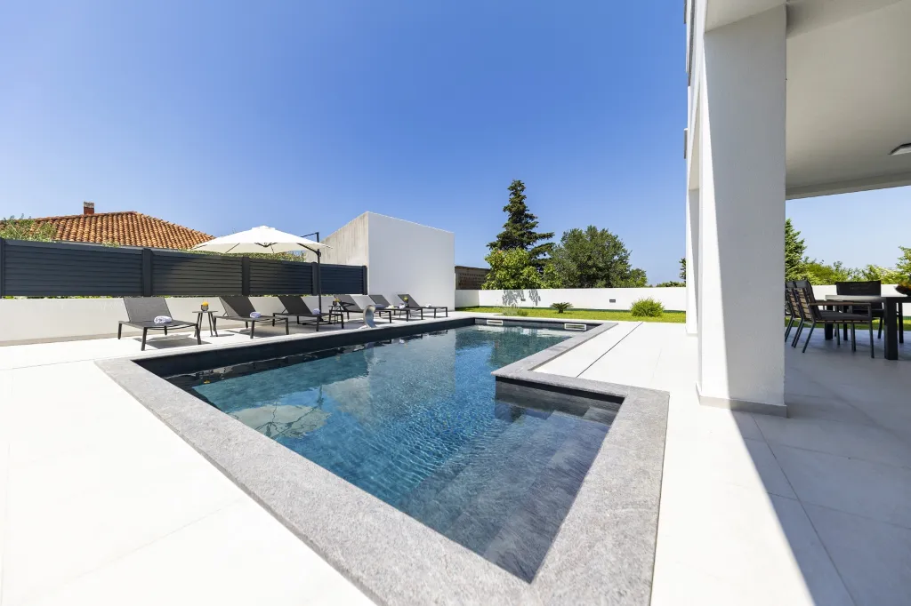 3-Bedroom Villa in Zaton with Heated Pool & Jacuzzi