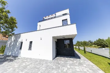 3-Bedroom Villa in Zaton with Heated Pool & Jacuzzi