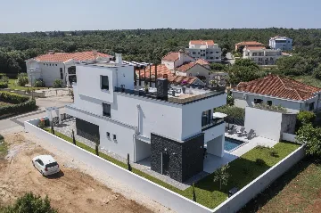 3-Bedroom Villa in Zaton with Heated Pool & Jacuzzi