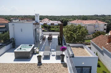 3-Bedroom Villa in Zaton with Heated Pool & Jacuzzi