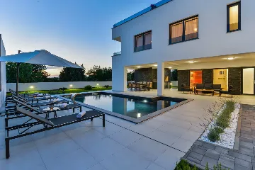 3-Bedroom Villa in Zaton with Heated Pool & Jacuzzi