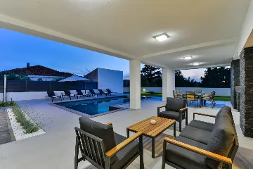 3-Bedroom Villa in Zaton with Heated Pool & Jacuzzi