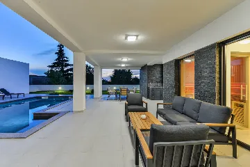 3-Bedroom Villa in Zaton with Heated Pool & Jacuzzi