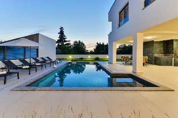 3-Bedroom Villa in Zaton with Heated Pool & Jacuzzi