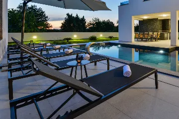 3-Bedroom Villa in Zaton with Heated Pool & Jacuzzi