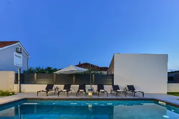3-Bedroom Villa in Zaton with Heated Pool & Jacuzzi