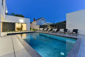 3-Bedroom Villa in Zaton with Heated Pool & Jacuzzi