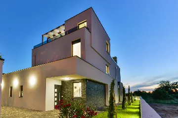 3-Bedroom Villa in Zaton with Heated Pool & Jacuzzi