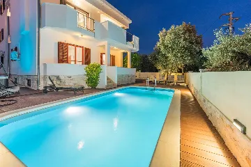 Family Villa with Heated Pool & Sauna in Sveti Filip i Jakov