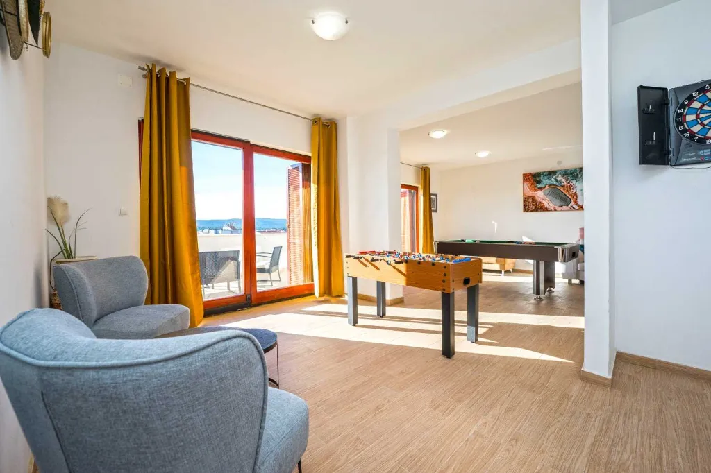 Family Villa with Heated Pool & Sauna in Sveti Filip i Jakov