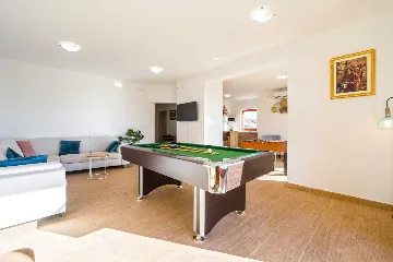 Family Villa with Heated Pool & Sauna in Sveti Filip i Jakov