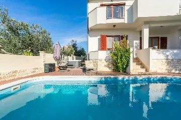 Family Villa with Heated Pool & Sauna in Sveti Filip i Jakov