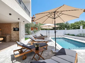 Villa in Privlaka for 8 with Heated Pool & Jacuzzi