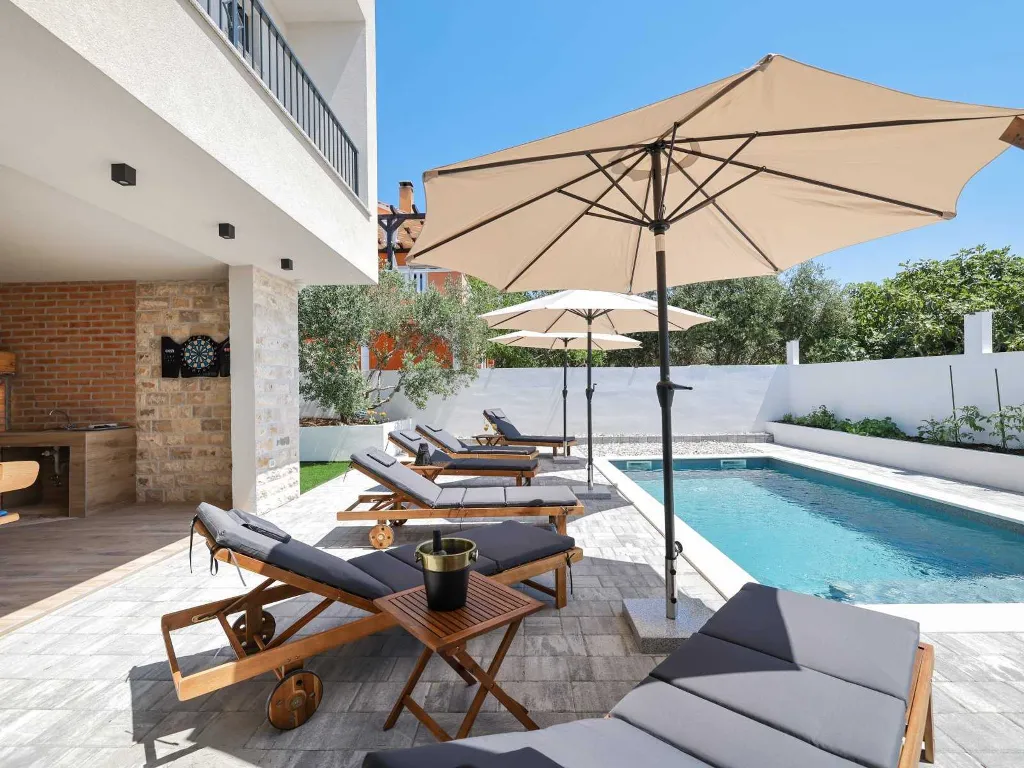 Villa in Privlaka for 8 with Heated Pool & Jacuzzi