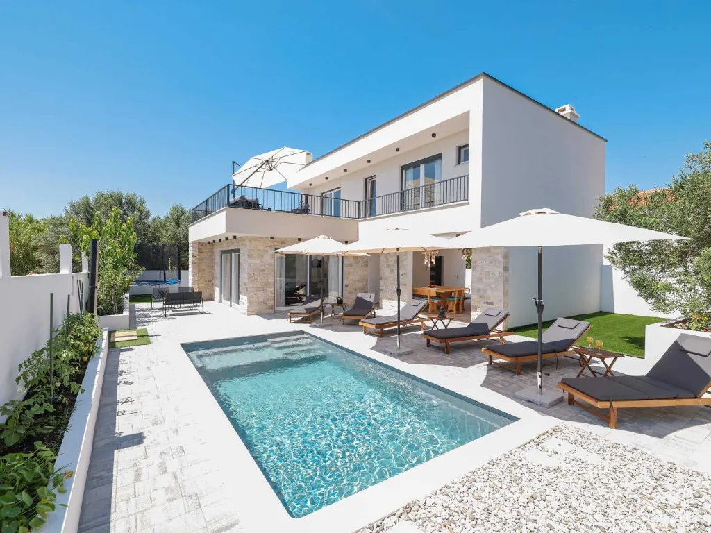 Villa in Privlaka for 8 with Heated Pool & Jacuzzi
