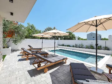 Villa in Privlaka for 8 with Heated Pool & Jacuzzi