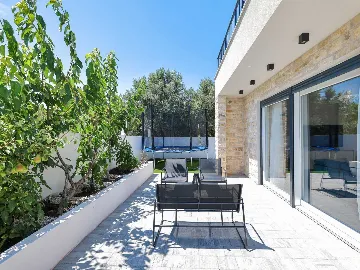 Villa in Privlaka for 8 with Heated Pool & Jacuzzi