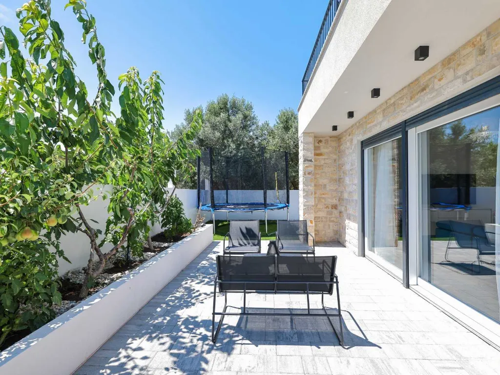 Villa in Privlaka for 8 with Heated Pool & Jacuzzi