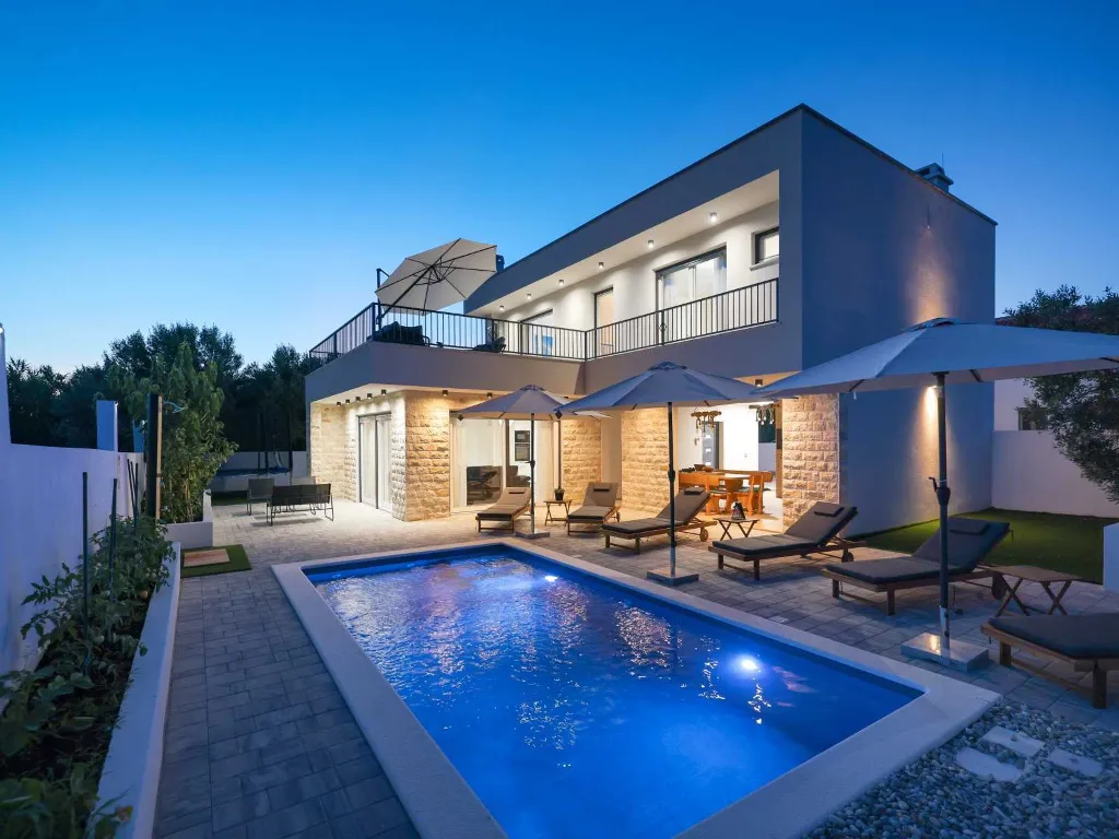 Villa in Privlaka for 8 with Heated Pool & Jacuzzi