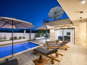 Villa in Privlaka for 8 with Heated Pool & Jacuzzi