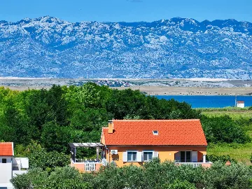 Privlaka 2-Bedroom Apartment for Up to 5