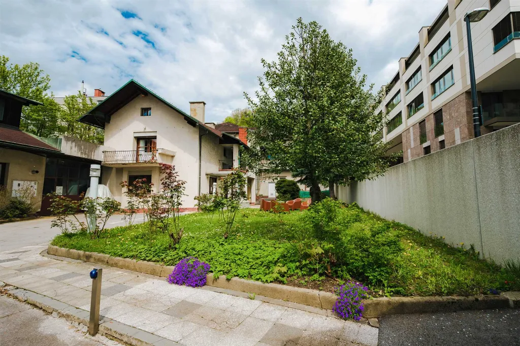 5-Bedroom House in Ljubljana for Up to 12 Guests