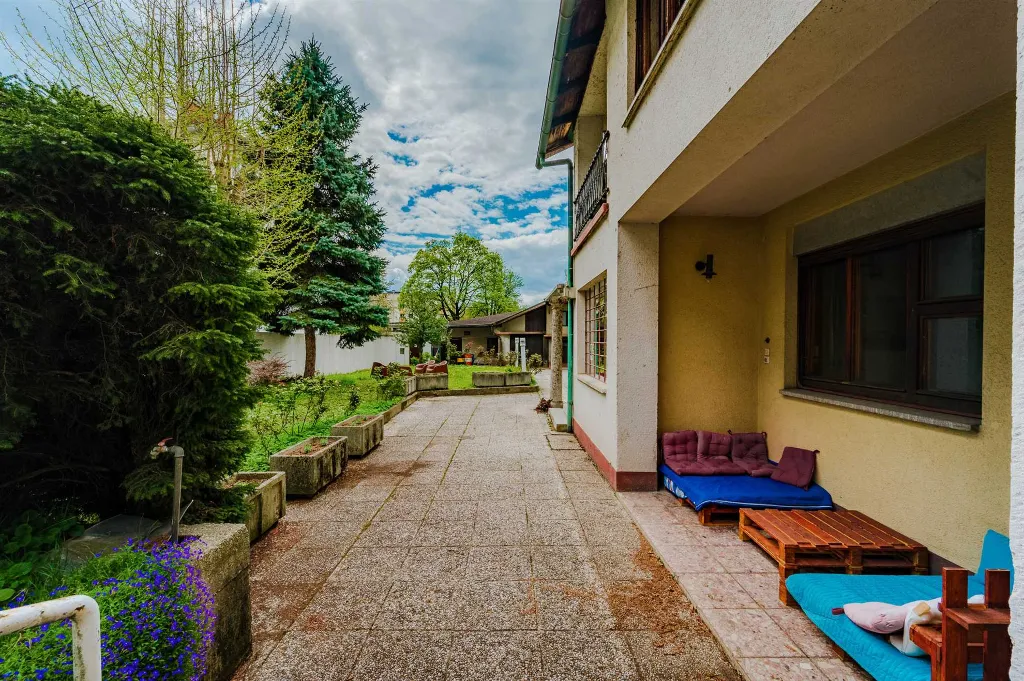 5-Bedroom House in Ljubljana for Up to 12 Guests