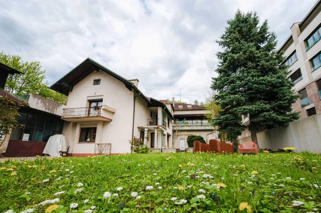 5-Bedroom House in Ljubljana for Up to 12 Guests