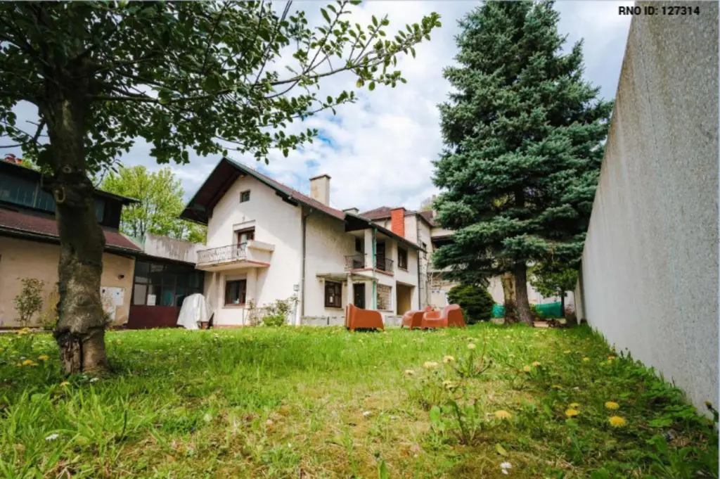 5-Bedroom House in Ljubljana for Up to 12 Guests