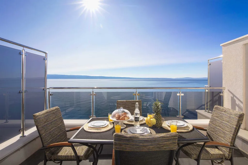 Podstrana 2-Bedroom Apartment with Private Cove