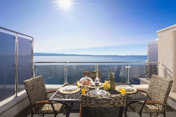 Podstrana 2-Bedroom Apartment with Private Cove