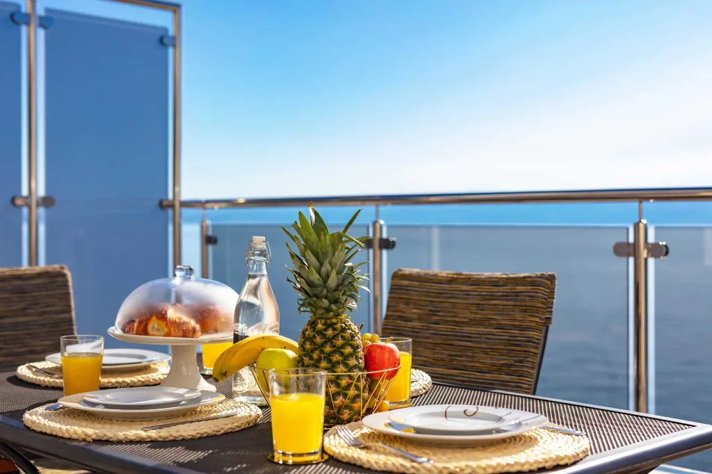 Podstrana 2-Bedroom Apartment with Private Cove