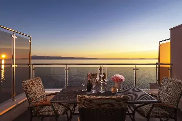 Podstrana 2-Bedroom Apartment with Private Cove