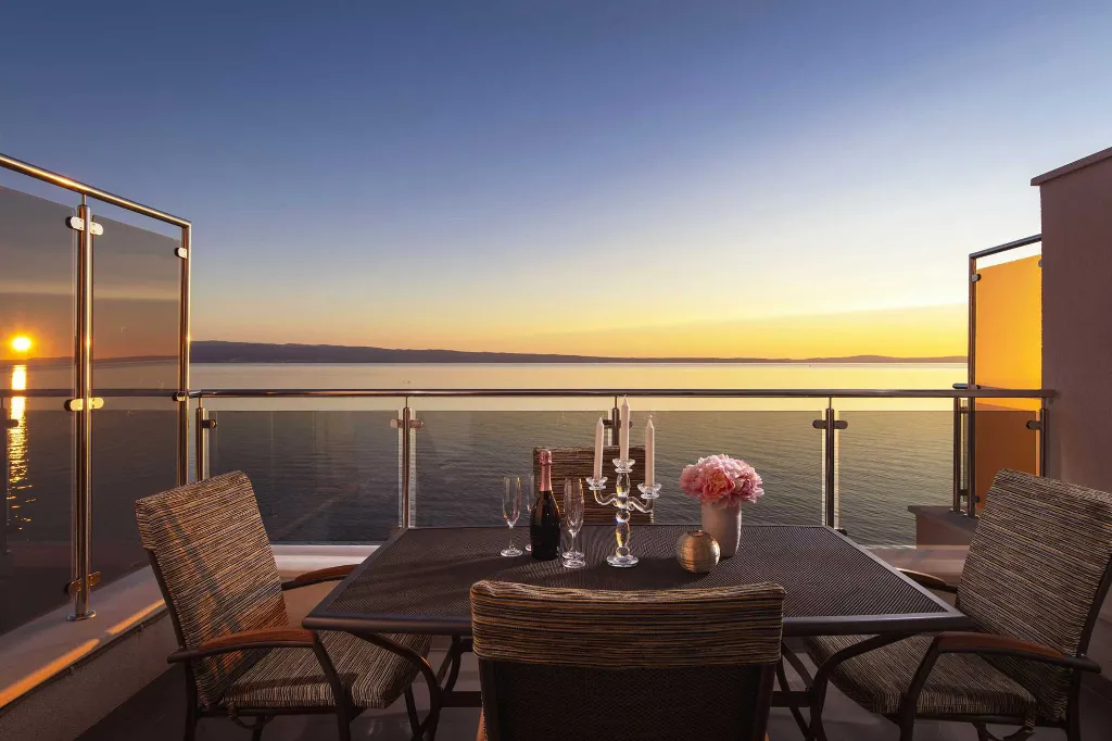 Podstrana 2-Bedroom Apartment with Private Cove